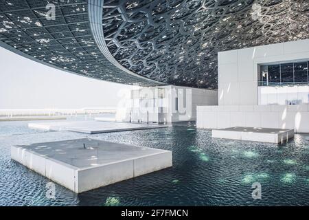 Abu Dhabi, Émirats Arabes Unis - 27 mars 2018 : un intérieur spectaculaire et une vue magnifique sur la mer depuis le musée du Louvre, le musée d'art et de civilisation d'Abu Dhabi, ouvert le Banque D'Images