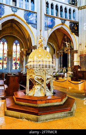 Police baptismale de forme octogonale décorée de feuilles d'or dans la cathédrale Saint-Nicolas de Fribourg, canton de Fribourg, Suisse. Banque D'Images
