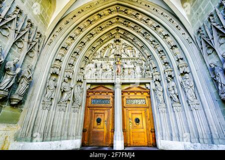 Portail principal de la cathédrale Saint-Nicolas à Fribourg. Saint Nicolas au centre et Dieu au jugement, canton de Fribourg, Suisse. Banque D'Images