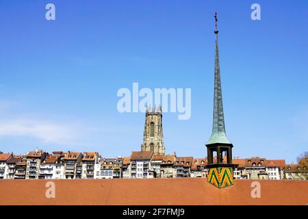 Vue sur la cathédrale Saint-Nicolas de Fribourg, la cathédrale elle a été construite entre 1283 et 1490. La tour est de 74 m de haut. Canton de Fribourg, Swit Banque D'Images