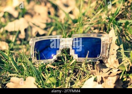 Blue lentilles pixel lunettes de soleil modèle Shoot dans un jour d'été gros plan. Mise au point sélective Banque D'Images