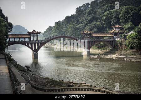 Pont chinois traditionnel à Leshan, Sichuan, Chine, Asie Banque D'Images