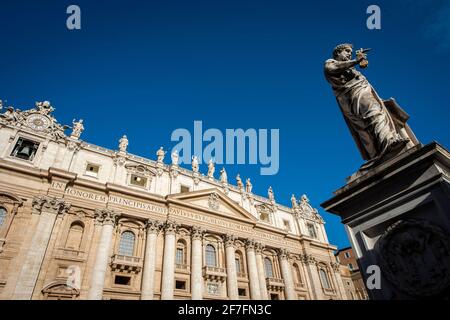 Statue de Saint-Pierre sur la place Saint-Pierre au Vatican, site classé au patrimoine mondial de l'UNESCO, Rome, Latium, Italie, Europe Banque D'Images