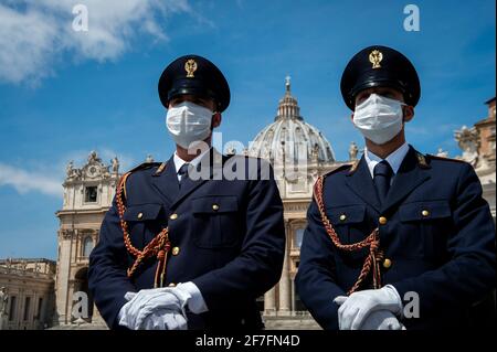 Policiers italiens sur la place Saint-Pierre, Vatican, Rome, Lazio, Italie, Europe Banque D'Images