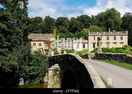 IFORD Manor par la rivière Frome, cette version du XVIIIe-XIXe siècle a été créée avec des jardins populaires, Iford, Bradford-on-Avon, Wiltshire, Angleterre Banque D'Images