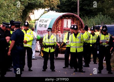 UNE CARAVANE DE GYPSY SOLITAIRE ATTEND POUR ENTRER DANS HORSMONDEN QUI A ÉTÉ LE LIEU DE L'ANCIENNE FOIRE DE CHEVAUX, ET QUI A ÉTÉ INTERDITE CETTE ANNÉE. DES TZIGANES ET DES MANIFESTANTS SE SONT JOINTS À LA CARAVANE POUR DÉFILER DANS LE VILLAGE DE KENT POUR MANIFESTER CONTRE L'INTERDICTION. Banque D'Images