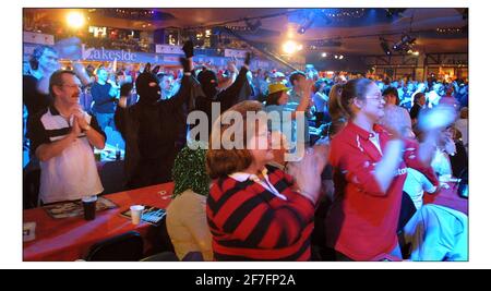 Embassy World Darts Championship.....les fans réagissent aux balançoires de la compétition de fléchettes. Beaucoup s'habillent pour soutenir leurs joueurs préférés. La compétition a lieu au Lakeside Country club, Frimley Green, Surrey.pic David Sandison 6/1/2003 Banque D'Images