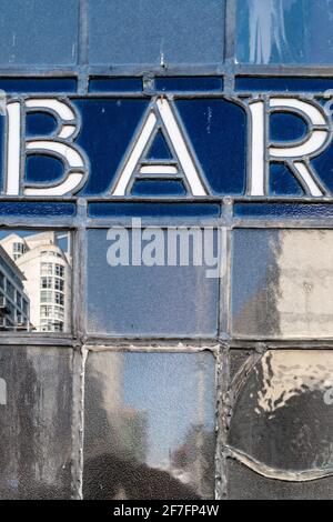 Reflet du nouveau Cardiff dans l'ancienne fenêtre du pub de Cardiff Banque D'Images