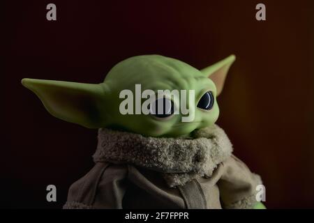 Avril 2021 : l'enfant, Grogu ou bébé Yoda, personnage fictif de la série télévisée le Mandaliste Banque D'Images