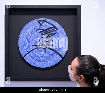 Galerie d'octobre, Londres, Royaume-Uni. 7 avril 2021. 'Tears that Taste of the Sea' est une exposition de nouvelles œuvres dans divers médias de Rachid Koraïchi (né en 1947, algérien) produites au cours de la dernière année de la crise pandémique et toutes liées par les artistes style de caractères dessinés à la main et de calligraphie. L'exposition se déroule du 13 avril au 12 juin 2021. Image: Rachid Koraïchi. Les osties bleues, 2018. Acrylique sur toile, 40 x 40 cm. Crédit : Malcolm Park/Alay Live News. Banque D'Images