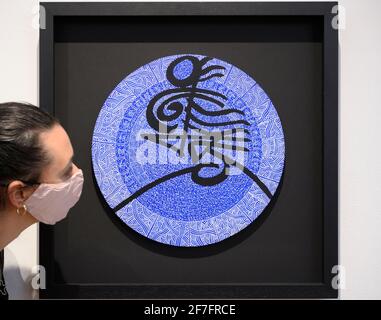 Galerie d'octobre, Londres, Royaume-Uni. 7 avril 2021. 'Tears that Taste of the Sea' est une exposition de nouvelles œuvres dans divers médias de Rachid Koraïchi (né en 1947, algérien) produites au cours de la dernière année de la crise pandémique et toutes liées par les artistes style de caractères dessinés à la main et de calligraphie. L'exposition se déroule du 13 avril au 12 juin 2021. Image: Rachid Koraïchi. Les osties bleues, 2018. Acrylique sur toile, 40 x 40 cm. Crédit : Malcolm Park/Alay Live News. Banque D'Images