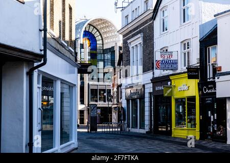 Kingston, Londres, Royaume-Uni, avril 7 2021, Row of Shops or Stores fermé par le coronavirus Covid-19 sans personne Banque D'Images