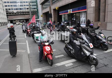 Deliveroo Riders de l'Union des travailleurs indépendants de Grande-Bretagne (IWGB) dans la ville de Londres, alors qu'ils vont en grève dans le cadre d'un litige pour un salaire équitable, des protections de sécurité et des droits fondamentaux des travailleurs. Date de la photo: Mercredi 7 avril 2021. Banque D'Images