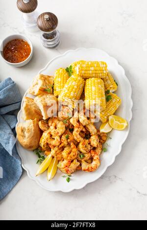 Crevettes épicées et maïs en épi, recette d'été Banque D'Images