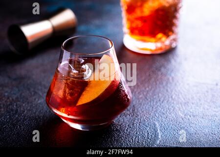 Pomme cocktail à l'ancienne dans un verre Banque D'Images