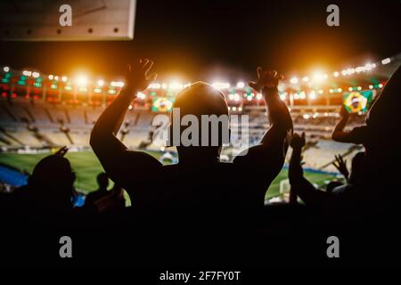 Fans de football au stade. Banque D'Images