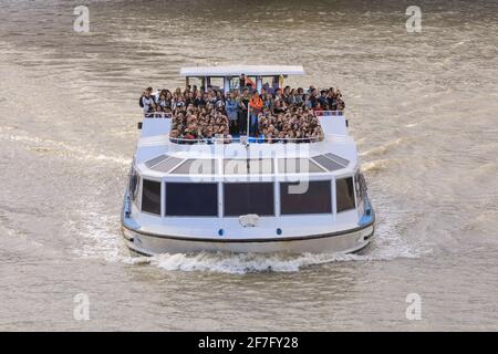 Touristes sur un bateau de croisière sur la Tamise à Londres, Angleterre, Royaume-Uni Banque D'Images