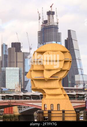 Sculpture en bois de 10 tonnes « Head Above Water » par Steuart Padwick, South Bank près de la tour Oxo, dans le cadre de la London Design week, Biennale de Design Junction Banque D'Images