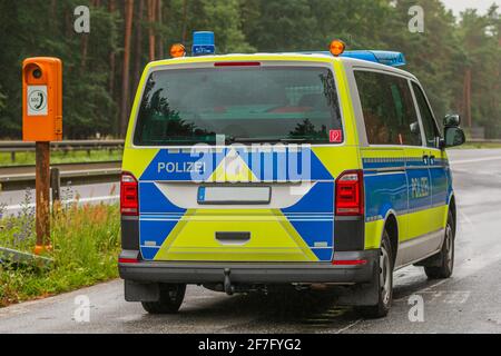 Voiture de police dans une baie d'urgence sur une autoroute dans l'état de Brandebourg. Téléphone d'urgence sur la route. Autoroute à deux voies avec surface en asphalte Banque D'Images