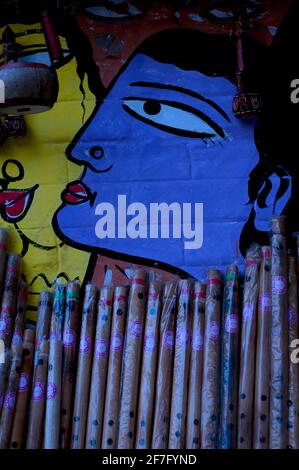 Festival de Pohela Boishakh au Bangladesh. Flûtes artisanales en bambou. Les bangladais assistent à un rassemblement pour célébrer le nouvel an bengali ou P Banque D'Images