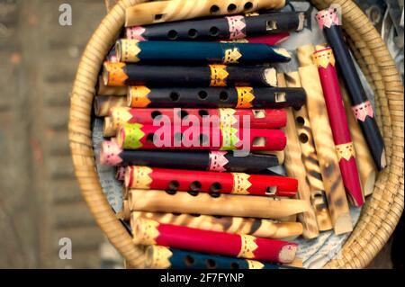 Festival de Pohela Boishakh au Bangladesh. Flûtes artisanales en bambou. Les bangladais assistent à un rassemblement pour célébrer le nouvel an bengali ou P Banque D'Images