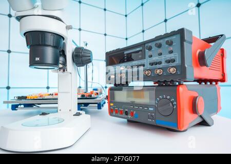 Instruments de mesure dans un laboratoire moderne de recherche en physique. Photo de haute qualité Banque D'Images