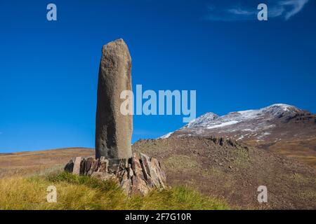 L'Arménie, l'Aragatsotn, pierre phallique à Kari Lake situé à la base du mont Aragats Banque D'Images