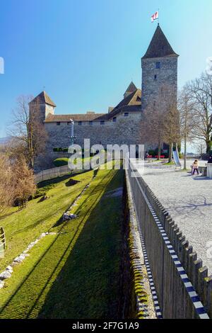 Le château de Rapperswil et les fortifications ont été construits par les comtes de Rapperswil vers 1200. Rapperswil-Jona, canton de Saint-Gall, Suisse. Banque D'Images