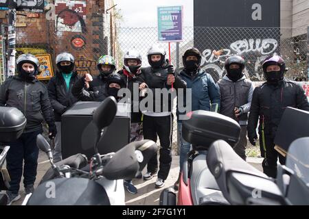 Deliveroo Riders de l'Union des travailleurs indépendants de Grande-Bretagne (IWGB) dans la ville de Londres, alors qu'ils vont en grève dans le cadre d'un litige pour un salaire équitable, des protections de sécurité et des droits fondamentaux des travailleurs. Date de la photo: Mercredi 7 avril 2021. Banque D'Images