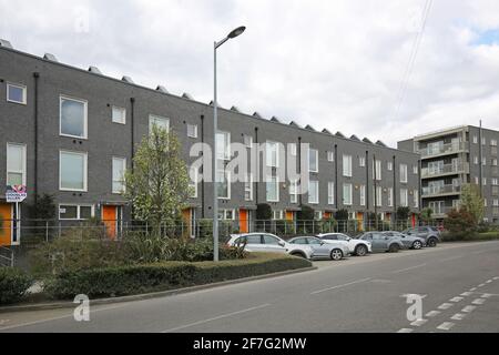 Maisons de terrasse contemporaines, phase 1 de l'immense Barking Riverside Development est de Londres, Royaume-Uni. Conçu par les architectes Sheppard Robson. Banque D'Images