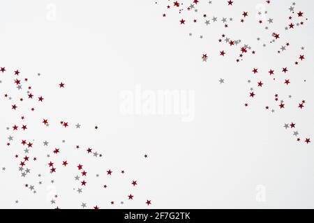 Bannière de la fête du Canada. Cadre en forme d'étoile confetti rouge et blanc sur fond blanc. Banque D'Images