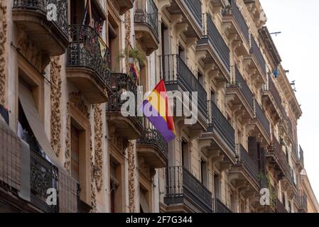 Barcelone, Catalogne: 2021 avril 6: Maisons dans les rues du quartier El Raval dans la ville de Barcelone en temps de COVID 19 en 2021. Banque D'Images