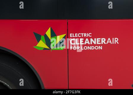 Logo et légende « Air pur pour Londres » sur le côté d'un bus londonien électrique. Banque D'Images