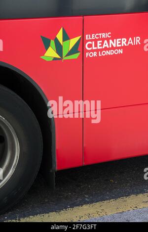 Logo et légende « Air pur pour Londres » sur le côté d'un bus londonien électrique. Banque D'Images