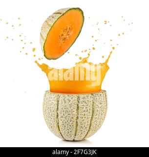 le jus déborde d'un melon de cantaloup isolé sur blanc Banque D'Images