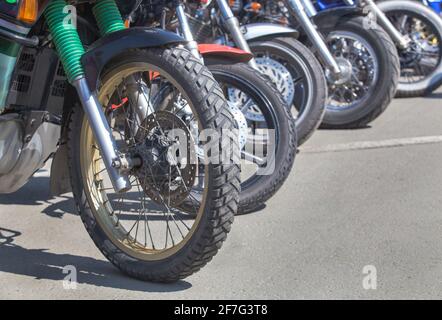 différentes motos sur le stationnement sur asphalte gros plan Banque D'Images