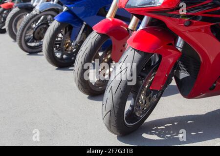 différentes motos sur le stationnement sur asphalte gros plan Banque D'Images