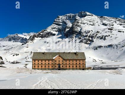 L'hospice du Simplon sur le col du Simplon en hiver, Valais, Suisse Banque D'Images