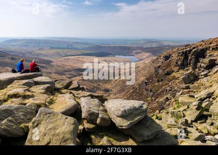 Randonneurs assis sur Kinder Downfall, Kinder Scout, Peak District National Park, Derbyshire, Royaume-Uni Banque D'Images