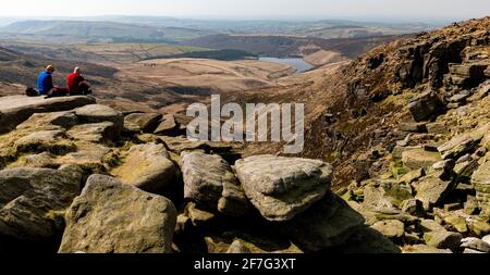 Randonneurs assis sur Kinder Downfall, Kinder Scout, Peak District National Park, Derbyshire, Royaume-Uni Banque D'Images