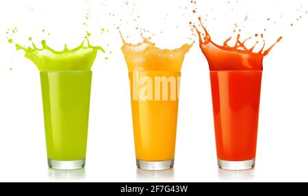 verres à jus verts, jaunes et rouges éclaboussant isolés sur du blanc Banque D'Images