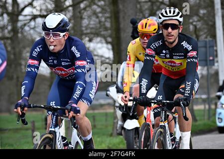 Le belge Jasper Philipsen d'Alpecin-Fenix et les belges Dries de Bondt D'Alpecin-Fenix photographié en action lors de l'édition 109h de Le 'Shelprivjs' Banque D'Images