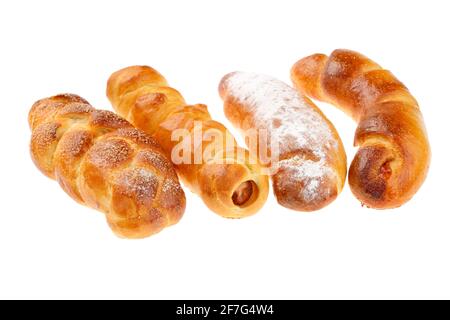 Quatre délicieuses pâtisseries bulgares traditionnelles pour le petit déjeuner, isolées sur du blanc. Kozunak (petit pain sucré levain), Krenvirshka (avec saucisse de hot dog), Loku Banque D'Images