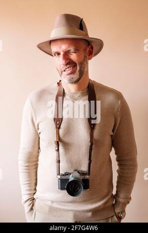 homme de 45 ans avec caméra analogique Banque D'Images
