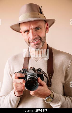 homme de 45 ans avec caméra analogique Banque D'Images