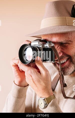 homme de 45 ans avec caméra analogique Banque D'Images