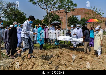 Dhaka, Dhaka, Bangladesh. 7 avril 2021. Auparavant, des volontaires travaillaient pour des inhumations de coronavirus morts, mais maintenant des parents font le travail au cimetière de Rayer Bazar à Dhaka, au Bangladesh, le 07 avril 2021. Crédit: Zabed Hasnain Chowdhury/ZUMA Wire/Alay Live News Banque D'Images