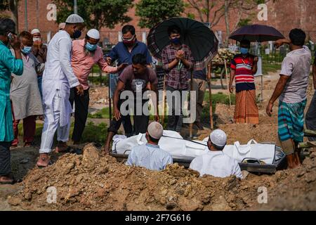 Dhaka, Dhaka, Bangladesh. 7 avril 2021. Auparavant, des volontaires travaillaient pour des inhumations de coronavirus morts, mais maintenant des parents font le travail au cimetière de Rayer Bazar à Dhaka, au Bangladesh, le 07 avril 2021. Crédit: Zabed Hasnain Chowdhury/ZUMA Wire/Alay Live News Banque D'Images