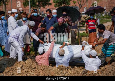 Dhaka, Dhaka, Bangladesh. 7 avril 2021. Auparavant, des volontaires travaillaient pour des inhumations de coronavirus morts, mais maintenant des parents font le travail au cimetière de Rayer Bazar à Dhaka, au Bangladesh, le 07 avril 2021. Crédit: Zabed Hasnain Chowdhury/ZUMA Wire/Alay Live News Banque D'Images
