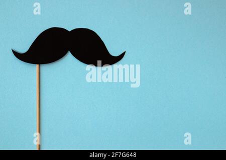 stand de photo porte la moustache noire sur fond bleu, joyeux fête des pères Banque D'Images